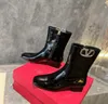 2023 Nya kvinnors designer stövlar lyxig komfort Delikat gummi yttersula Läderkvinnor Ankel Martin Fashion Boots 35-41
