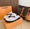 Mezze pantofole in lana invernale da donna di design Designer Girl Leisure Indoor Fashion Infradito Pantofola Pelliccia Soffice peloso Lettere calde Fondo piatto