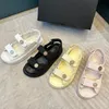 Luxury Designer Beach Sandals Senaste stil Casual Shoes Flats Plossed Leather Fashion Flame With Box och Dust Bag 35-41