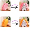 Pluszowe lalki 18 cm Kreatywna marchewka Truskawkowa torba Transformuje się w króliki zabawki Piękne długie uszy Bunny Soft Doll Kawaii Prezenty dla dzieci 230427