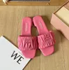 2023 MIU Тапочки Женские сандалии на плоской подошве Matelasse Slide Shoes MM Fashion Высококачественные дизайнерские банкетные летние кожаные сандалии Многоцветные плоские каблуки Mule1