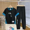 23ss designkläder för barn barnset pojkar Rund hals Ren bomull Kontrasterande färg logotyptryck t-shirt byxadräkt Högkvalitativ babykläder