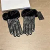 Luxe leren handschoenen voor dames Borduren Letter Zwarte wanten Herfst Winter Designer Bonthandschoenen Outdoor Warme fluwelen handschoen Fietsen Rijden