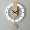 Orologi da parete Orologio semplice Nordico moderno in legno massello Altalena muta Soggiorno Camera da letto Personalità Decorazione creativa Orologio per la casa