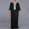 남성용 캐주얼 셔츠 무슬림 남성 자수 검은 색 로브 중동 두바이 두바이 이슬람 의류기도 2023 M-4XL