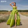 JEHETH Grünes, sexy Satin-Abschlussball-Partykleid mit V-Ausschnitt, elegantes Neckholder-High-Split-A-Linie-Falten-Abendkleid mit offenem Rücken, bodenlang