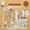 Set di abbigliamento Four Seasons Style 22 ~ 26 pezzi New Born Baby Pagliaccetti in puro cotone Vestiti Confezione regalo neonato