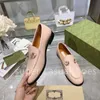 Designer vestido sapatos clássicos mulheres plana qualidade mocassins 100% autêntico couro fivela de metal senhora sapatos casuais mules príncipetown impresso atropelar preguiçoso slides tamanho 35-42