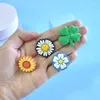 Brosches 10st söt leende blommor serie pvc brosch stift solros rose dasiy badge mode ryggsäck emaljkläder hatt dekor