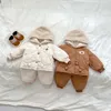 Комплекты одежды 2023, зимний комплект теплой одежды для малышей, флисовое пальто с длинными рукавами и милым медведем для маленьких мальчиков, брюки, костюм из 2 предметов, детская стеганая куртка