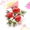 Brosches röd emalj granatäpple för kvinnor legering frukt casual lapel pins bröllop märke gåvor lyx smycken kläder accessorie