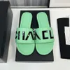2023 Ny stildesigner Sandaler Högkvalitativa kvinnliga tofflor Fashion Candy Color Tisters Sandaler Beach Classic Slippers High Heel Rubber Lady Flat Slides Summer