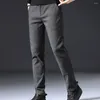 Męskie spodnie Mężczyźni Mid talii długie spodnie Stylowe w średnim wieku proste z elastycznymi miękkimi kieszeniami dla wygody