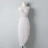 فستان كوكتيل أبيض ريشة الصيف فستان نسائي مثير لليئة خط السباغيتي حزام غير منتظم طول الركبة بطول العباءات المسائية