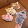 Chinelo inverno bebê meninas bonito gato crianças tornozelo deformado chinelos de algodão sapatos de pelúcia meninos internos e crianças em casa 231127