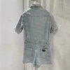 Kvinnors shorts designer kvinnor jean rompers kort ärm denim jumpsuits med midje kedja metall badge sommar vintage stil jeans xzyt