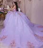 Vestido anos elegancki XV 2024 Kwiquika kwiecistka quinceanera ubiera się od ramion bez pleców Sweet 16 Suknie imprezowe na bal.