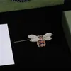 Avec boîte Designer Bee Broches avec logo de marque imprimé Femmes Hommes Perle Strass Broche Bijoux Pins Ne se fanent jamais