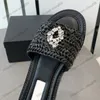 Klasyczne damskie płaskie obcasy Slipper Tkane sandały strass retro czarne slajdy designerskie damie poślizg na mułach dziewczęta na zewnątrz swobodne buty z workami na kurz luksurys klapki klapki