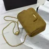 Corduroy liten guld kulväska designer kvinnor axelväska 17 cm diamant guld hårdvara metall spänne lyx handväska justerbar matelasse kedja crossbody väskor sacoche