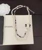 GLe dernier collier de perles double couche avec nœud en diamant noir et blanc est fabriqué en laiton ZP cohérent.