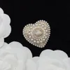 18K Plaqué Or Lettres De Cuivre Broches Coeur Femmes Marque De Luxe Designer Lady Cristal Perle En Laiton Broche Broches En Métal Bijoux Accessoires