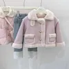 Giubbotti Stagione 2023 Abbigliamento per bambini Bottone Tasca calda Cappotto Ragazze Autunno Inverno Peluche Ispessimento Top Bambino 231128