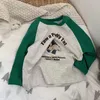 Tshirts kontrast Tshirt Autumn Märke långärmad tecknad utskrift Oneck toppar baby trendiga kläder tunn mjuk bottentröja 230427