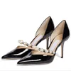 Berömda kvinnliga sandaler pumpar lyx aurelie 85 mm Italien mode pekade tår Pearl Ankle Strap Black Patent Leather Designer Evening Dress Sandal High Heels Box EU 35-43