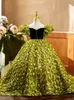 2023 nuovi abiti da ragazza di fiori verdi Abito da ballo da principessa Fiori fatti a mano in 3D Applicazioni di pizzo Perline Con trenino Abiti da spettacolo per ragazze per bambini Costume da pianoforte Abiti di compleanno