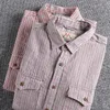 Mäns avslappnade skjortor Spring och Autumn Khaki Japanese Retro Stripe Long Sleeve Shirt 2023 Pocket Fashion Loose Youth Top