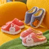 Chinelo crianças casa chinelos inverno quente pelúcia sapatos de algodão para crianças dos desenhos animados bonito urso coelho antiderrapante chinelos meninos meninas 231127