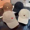 ボールキャップレディースロゴ刺繍野球キャップファッションレディースサンプロテクション調整可能な屋外スポーツハットドームピーク帽子