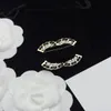 Marque Designer Laiton Cuivre Lettres Broche Mode Célèbre Double Lettre Cristal Perle De Luxe Couples Personnalité Strass Pull Costume Broche Bijoux Accessoires