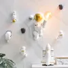 Objets décoratifs Figurines mignon astronaute Statue décoration murale accrocher sur la chambre maison salon décor esthétique 231128