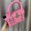 Viviennely Westwoodly Barbie Pink Lacquered Betty Bag Light Luxury Fashion Versatile Handheld Väska med en struktur som är liten och populär lyxväska