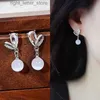 Orecchini a bottone con perle coreane per le donne Ciondolo con zirconi scintillanti Colore argentato Orecchini pendenti in metallo moda Regali per gioielli da festa di nozze YQ231128