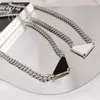 Markante dreieckige Designer-Anhänger-Halsketten, luxuriöse Schmuck-Unisex-Freizeit-Kleiderketten für Männer, versilberte verstellbare Halskette für Frauen, mit Buchstaben ZB011 B23