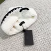 Luxus-Designer-Beanie-Mütze, einfache gestrickte Wollmütze, Herbst- und Winterexplosion von Strickmützen in den Farben Schwarz und Weiß