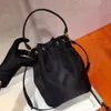 Borsa per secchio in nylon Mini borse casual corde per spalla nera con il designer di triangoli di design328o