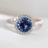 Fedi nuziali Grazioso anello bicolore Accessori per cerimonia nuziale femminile con gioielli di design alla moda blu / verde brillante con zirconi R231127