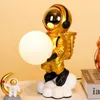 Dekorative Objekte Figuren Kreative Astronaut Tischlampe Schlafzimmer Nachttisch Dekor Harz Space Man USB Nachtlicht Kinderzimmer LED Kinder Geschenk 231128