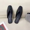 Gai plus size kvinnor mules sommar elegant fyrkant stängd tå platt tofflor kvinnliga skor casual läder svarta vita bilder damer 230428