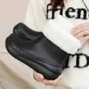 Lady Winter Peluş Boots Kadınlar Kalın Sole Yağmur Botları Moda Açık Moda Dışarıda Slip Olmayan Ayakkabılar Sıcak Pamuk Botlar Kürklü Delik Ayakkabı Tasarımcısı