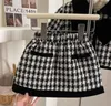 Kledingsets Retail Babymeisjes Winter Herfst Formeel Damessets Strikjas Rokken Prinses Kerst Zwarte Plaids Pakken Meisje 2-7T 231127