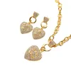 Orecchini di design Collana Set di gioielli Orecchini a forma di cuore Collana con ciondolo di design Collana di gioielli con logo di marca Orecchini con timbro in oro 18 carati Regalo romantico per ragazza