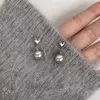 Stud Orecchini di perle grigie di lusso semplici ed eleganti adatti alle donne. Nuove tendenze nella moda, orecchini pendenti con cuore in metallo, gioielli, regali per feste 231128