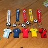 Porte-clés en forme de vêtements de Football, joueur 3d, vente en gros, personnalisé, Logo de dessin animé en forme de personnage, pour cadeau Souvenir