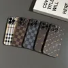 Luxe Designer iPhone 15 Pro Max Telefoonhoesjes voor 15Plus iP14 ProMax 13 12 11XR 8P Meisjes Schattig Klassiek Patroon Lederen achterkant Metalen naamplaatje Decoratie Vierkant hoesje