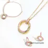 Europa Amerika Mode Ketting Armband Oorbellen Dame Dames Messing Gegraveerde Letterinstellingen Roze Diamant Drie Cirkels Hanger 18K Gouden Ketting Sieradensets